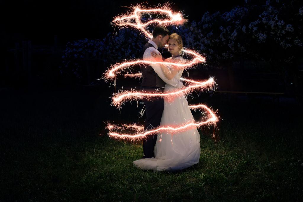 lightpainting-hochzeitsfoto-paarshooting paarshooting-hochzeitsfotografie-dresden-meissen-lightpainting-wunderkerzen-romantische-fotos